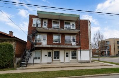 Duplex de brique brune à escaliers extérieurs, logement à louer