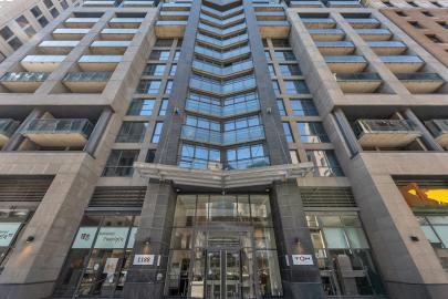 Tour d'habitation de béton clair vue en contre-plongée, secteur Ville-Marie